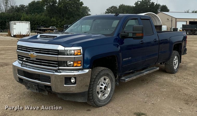 2017 Chevorlet Silverado 2500HD Double Cab pickup truck - DW2283