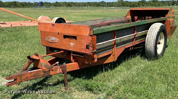 AVCO New Idea manure spreader - DX1058