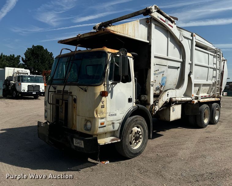 2001 Volvo WX64 refuse truck - EE7502