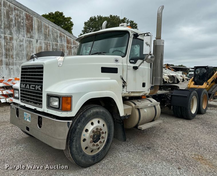 2007 Mack CHN613 semi truck - NQ9760