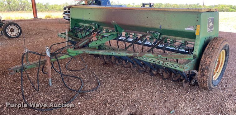John Deere  8300 grain drill - EJ2962