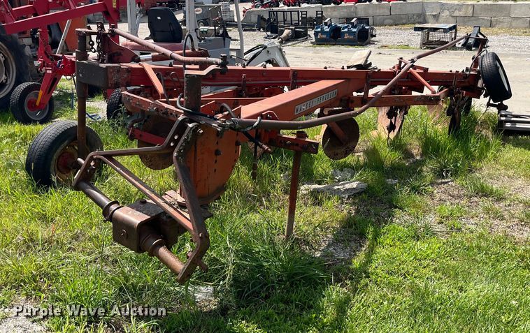 Massey Ferguson five bottom plow - EK8956