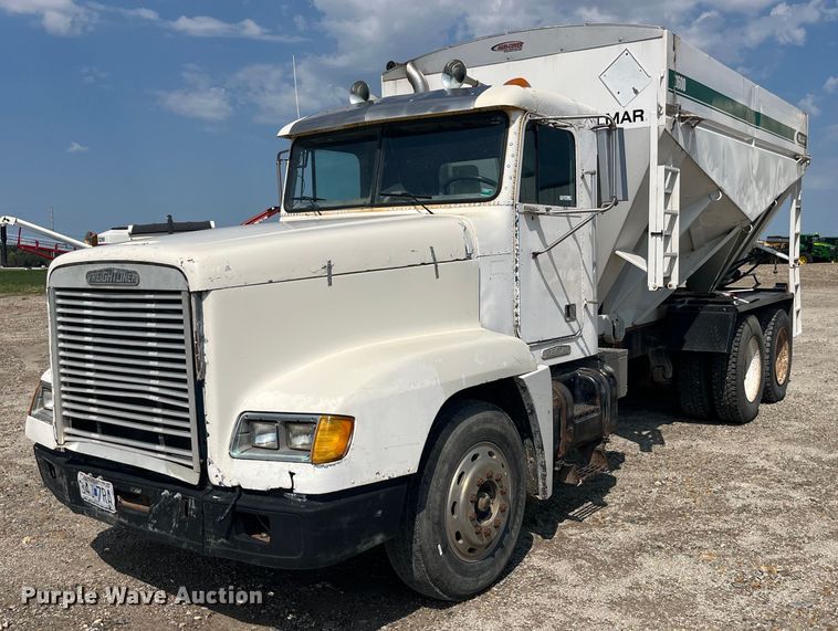 1995 Freightliner fertilizer delivery truck - EK8961