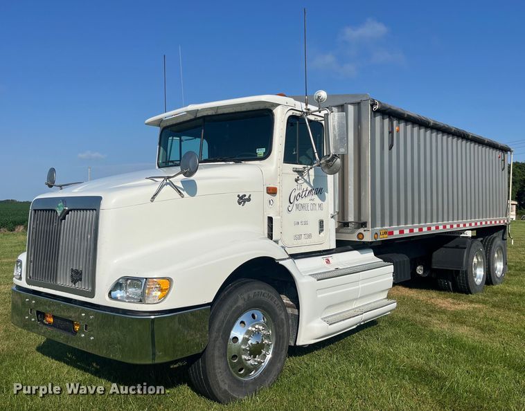 1997 International  9200 grain truck - EK8996