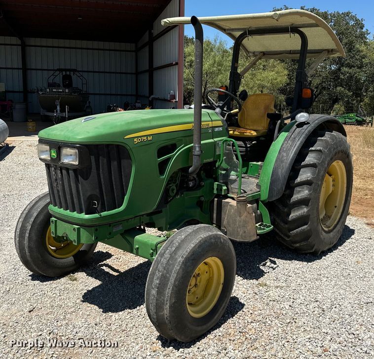 2009 John Deere 5075M tractor - NQ9748