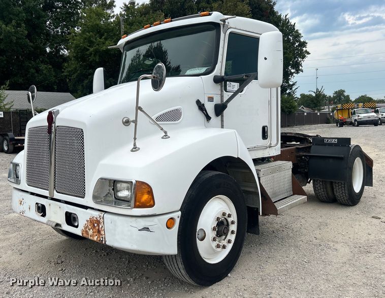 2005 Kenworth T300 semi truck - DO6697
