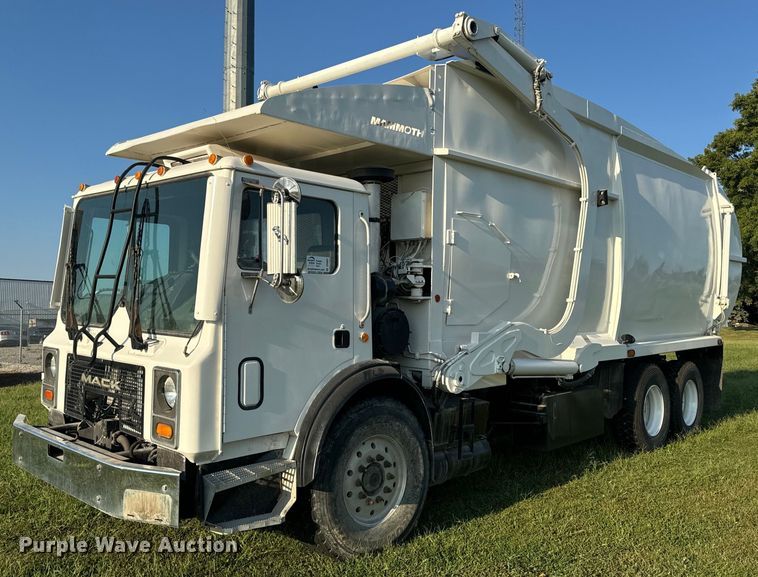 2004 Mack MR688S refuse truck - DP6687
