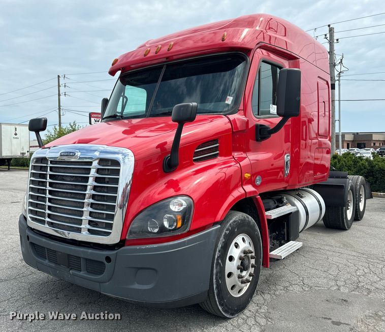 2018 Freightliner  Cascadia 113 semi truck - DV5866