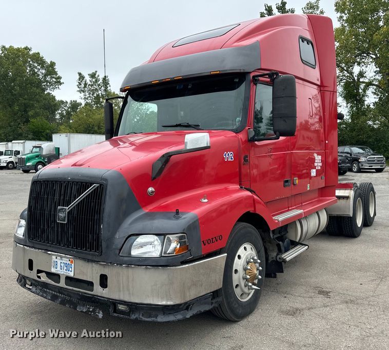 2000 Volvo VNL semi truck - DV5867