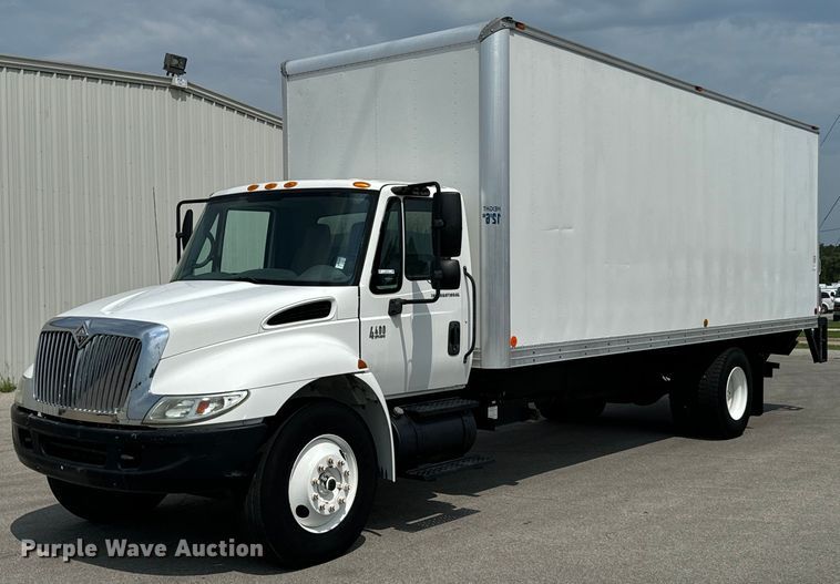 2007 International 4400 box truck - DX1143