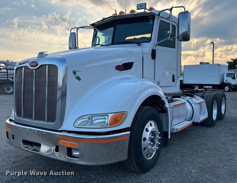 2010 Peterbilt  386 semi truck - EG0810