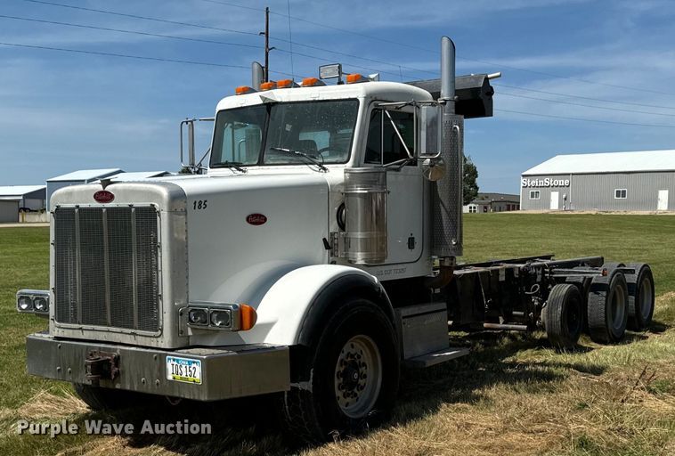 2000 Peterbilt 378 truck cab and chassis - EH4433