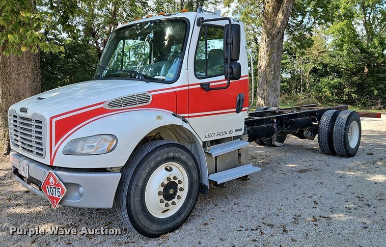 2007 Freightliner  Business Class M2 truck cab and chassis - EI8195