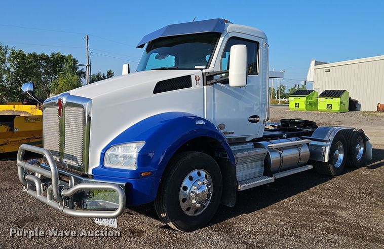 2020 Kenworth T880 semi truck - EI8238