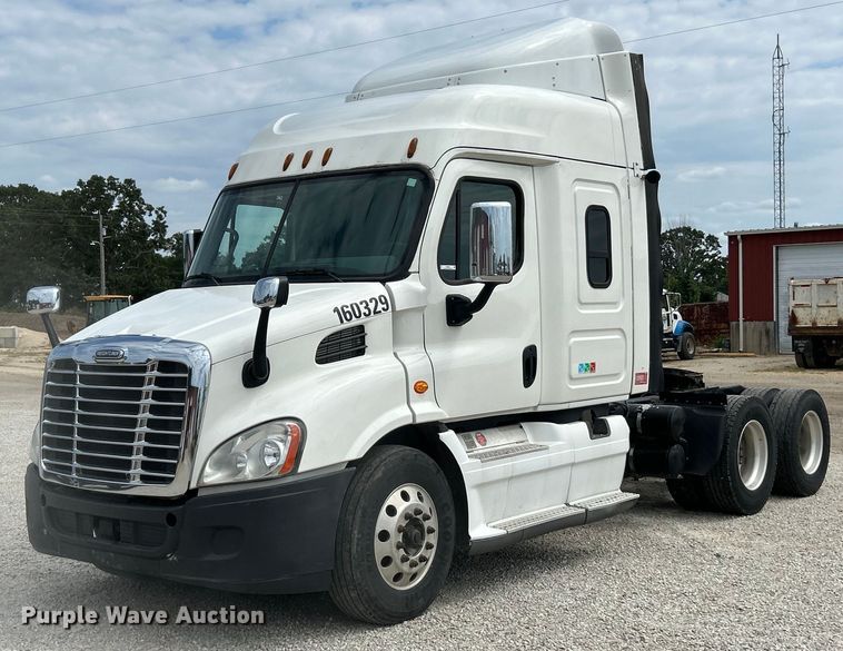 2016 Frieghtliner  Cascadia 132 semi truck - EK3220