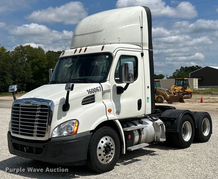 2017 Frieghtliner Cascadia 113 semi truck - EK3223