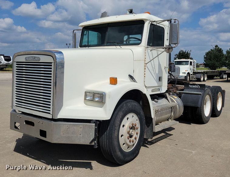 1995 Freightliner FLD120 semi truck - KA9874