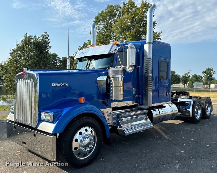 2022 Kenworth W900 semi truck - NQ9754