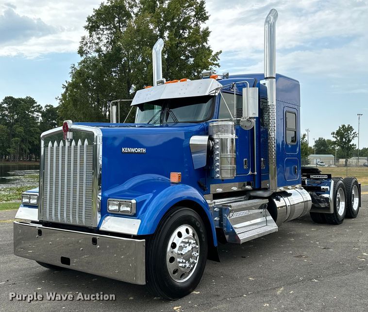 2022 Kenworth W900 semi truck - NQ9756