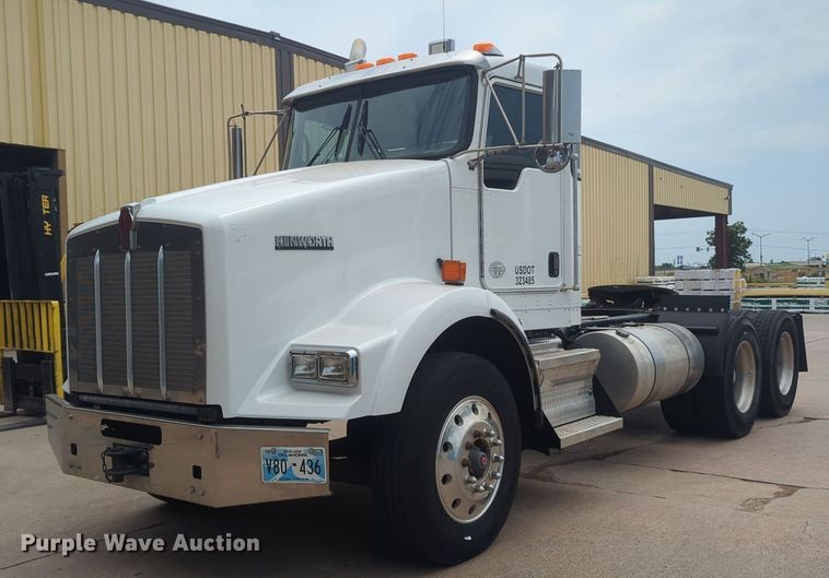 2016 Kenworth T800 semi truck - NW9664