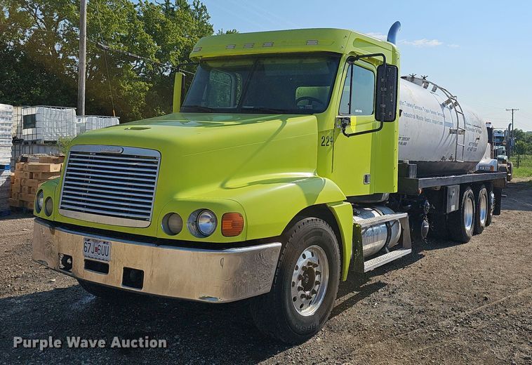 1998 Freightliner  Century Class vacuum truck - NX9002