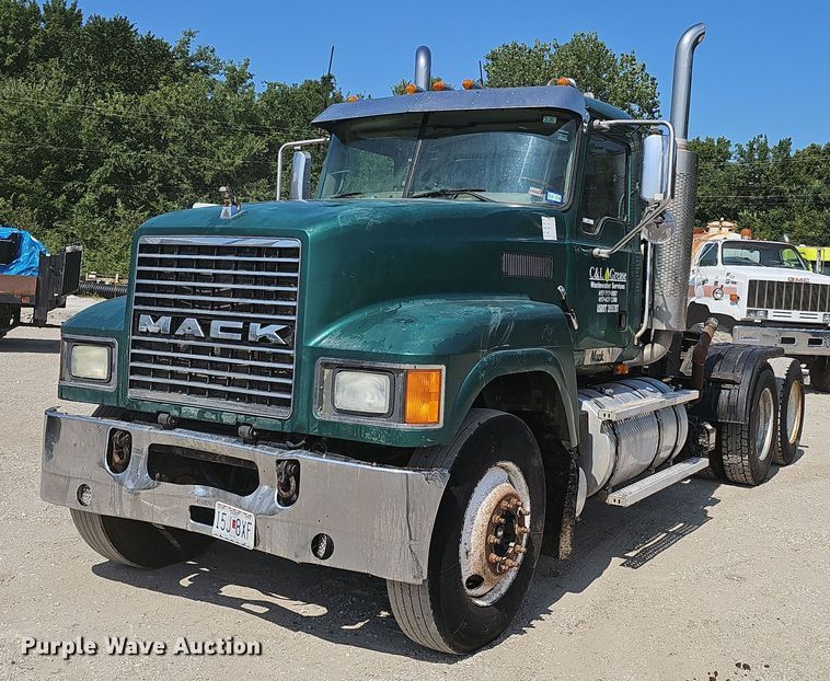 2007 Mack  CHN613 semi truck - NX9003