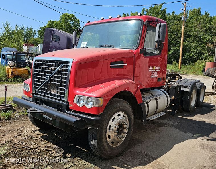 2007 Volvo  VHD semi truck - NX9069