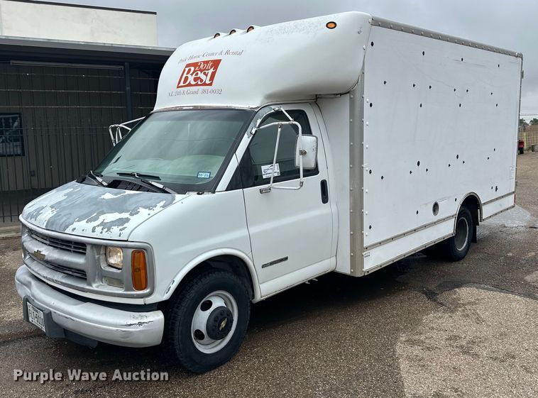 2000 Chevrolet Express G3500 box truck - DD3203