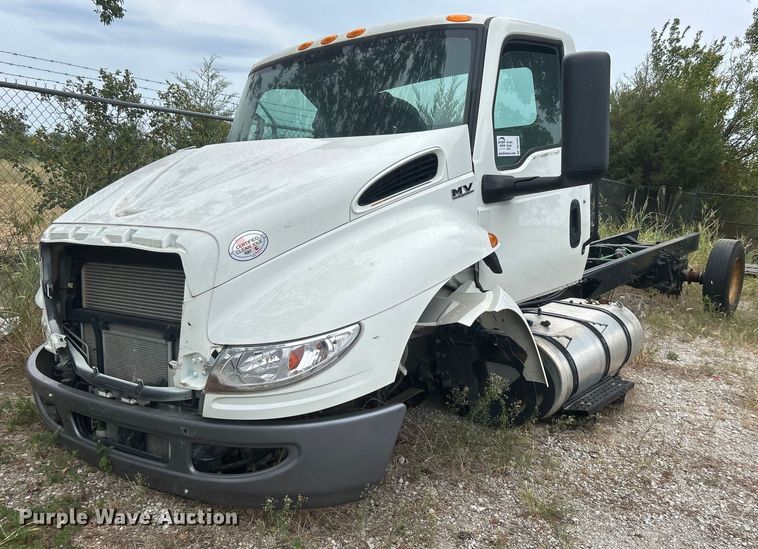 2022 International  MV607 truck cab and chassis - DO7462