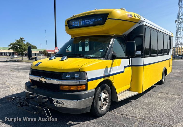 2017 Chevrolet Express G4500 shuttle bus - DO7472