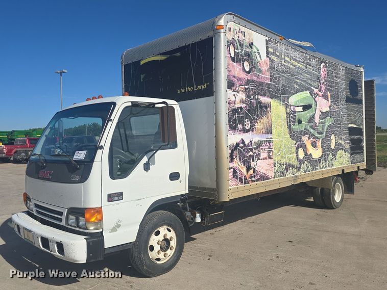 2005 GMC W3500 box truck - DQ4611