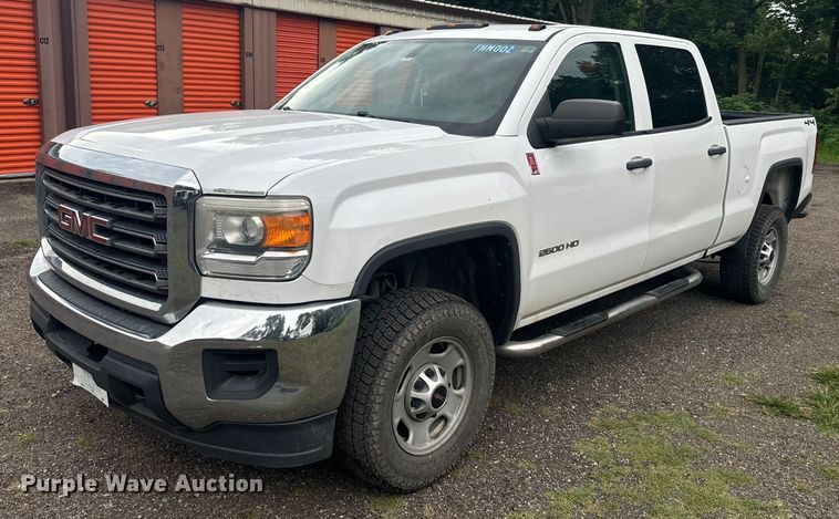 2015 GMC Sierra 2500HD Crew Cab pickup truck - DQ6825