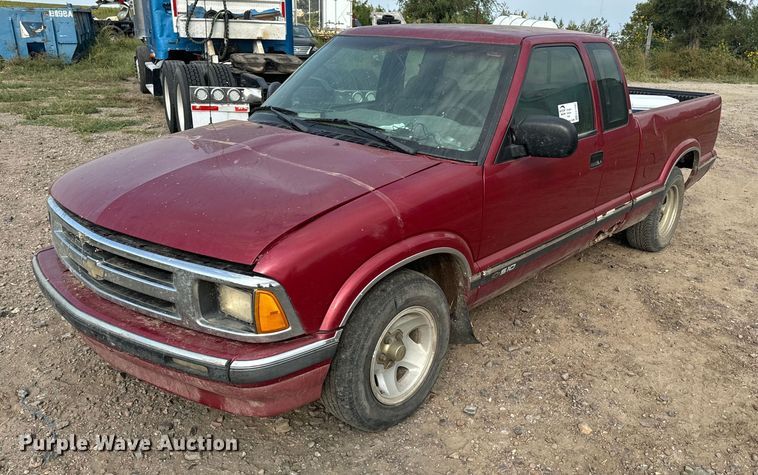 1996 Chevrolet S10 Ext. Cab pickup truck - EE7585