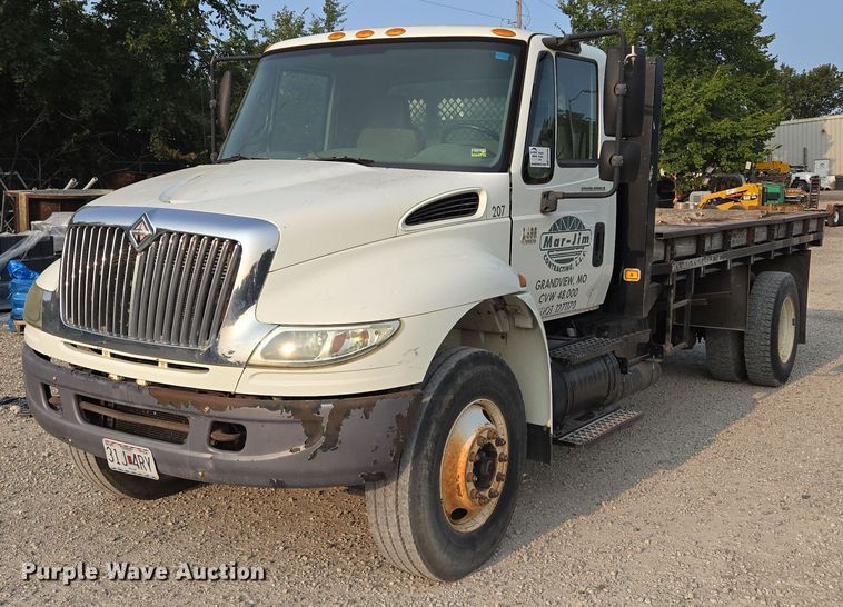 2005 International  4400 flatbed truck - EE8496