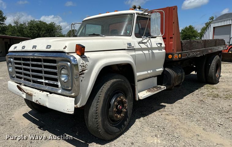 1977 Ford F800 flatbed truck - EJ4363