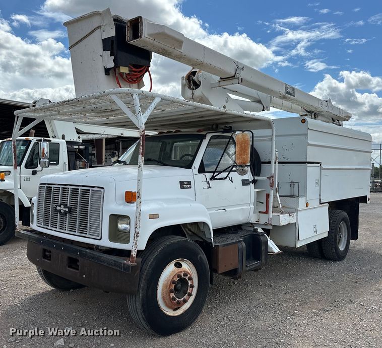 2000 Chevrolet  C7500 bucket truck - EJ8957