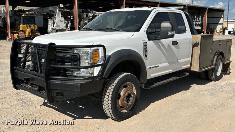 2017 Ford F550 Super Duty SuperCab flatbed truck - EJ8962