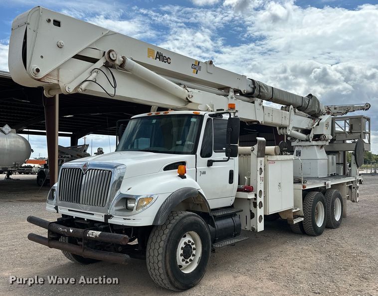 2006 International  7600 bucket truck - EJ8964