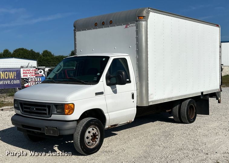 2007 Ford E350 Super Duty delivery truck - EK3237