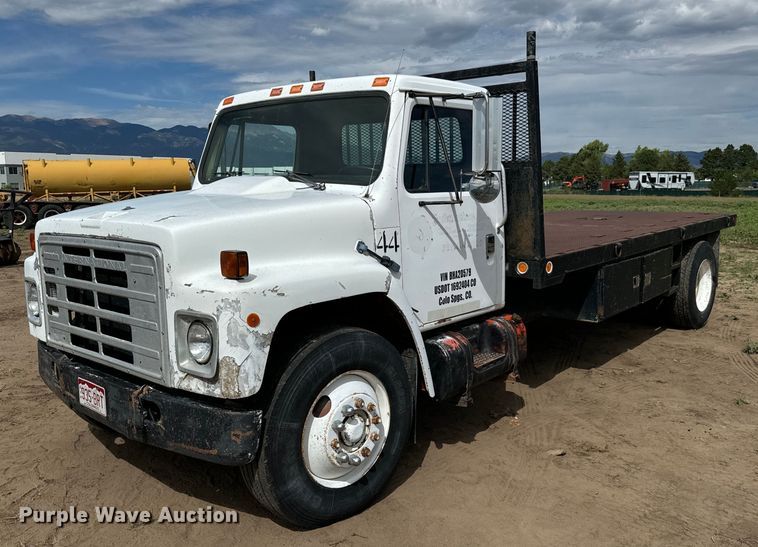 1981 International 1854 flatbed truck - LG9015
