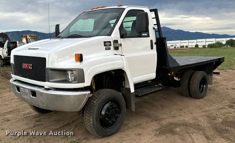 2005 GMC C5500 flatbed truck - LG9028