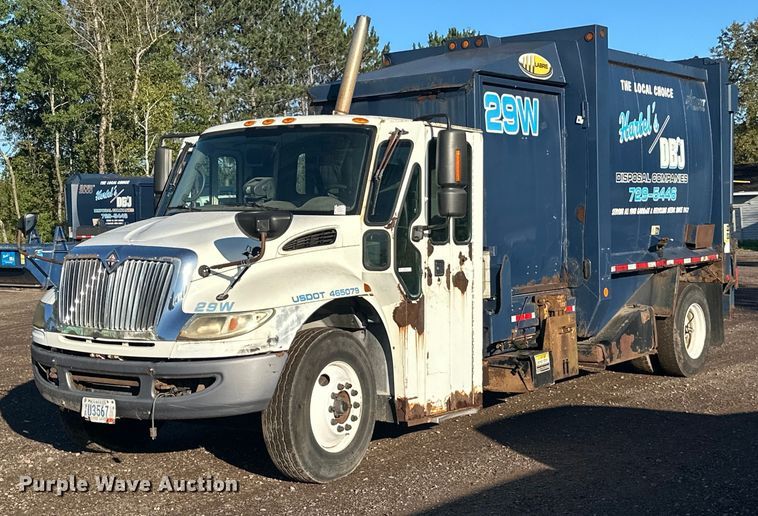 2005 International  4400 refuse truck - MQ9518