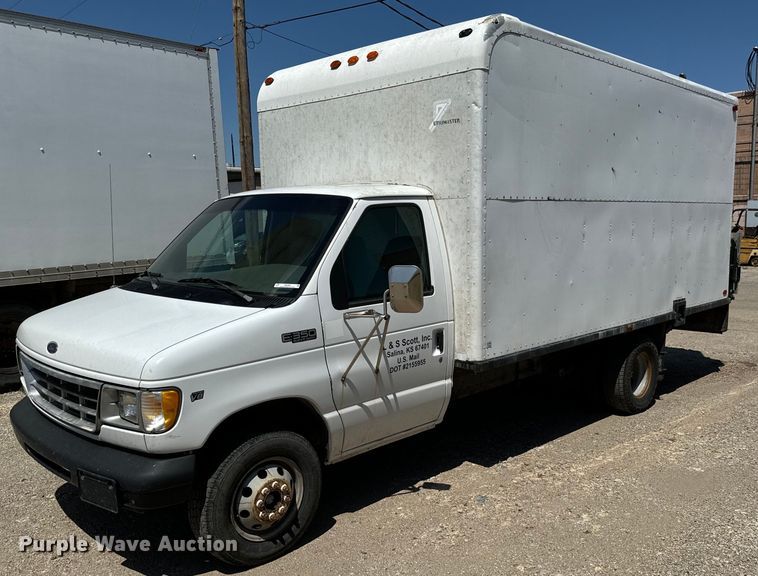 2000 Ford E350 Super Duty box truck - MU9851