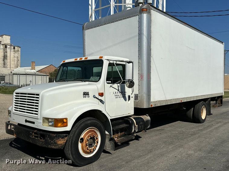 1998 International  4700 box truck - MV9083