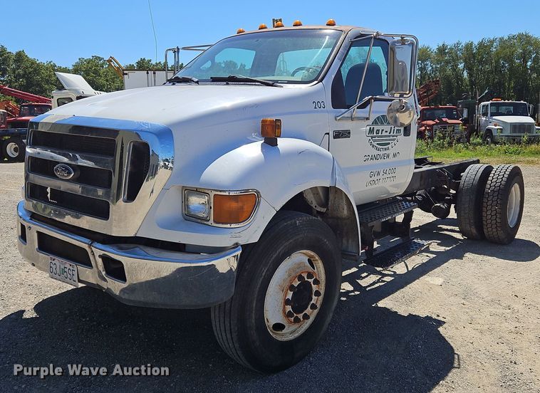 2004 Ford  F750 Super Duty truck cab and chassis - OJ9834