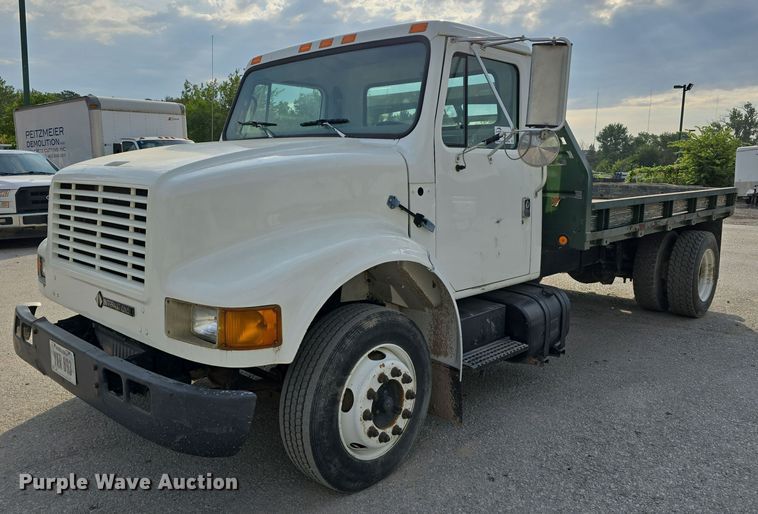 2000 International Harvester 4700 flatbed truck - DS4812