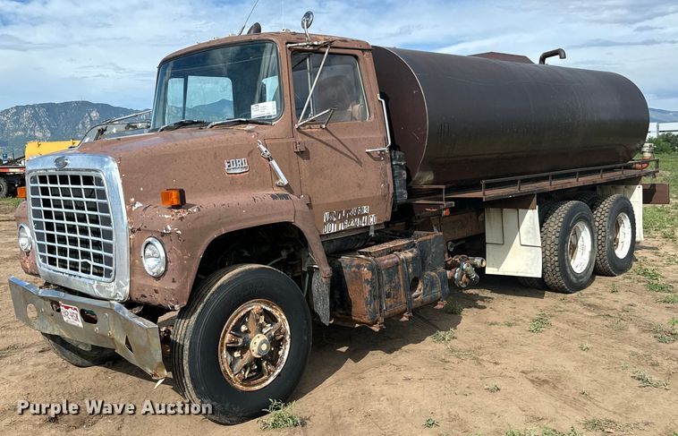 1977 Ford 9000 water truck - DS7513