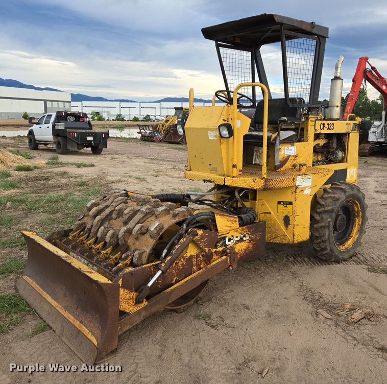 1990 Caterpillar CP-323 single vibratory drum roller - DS7516