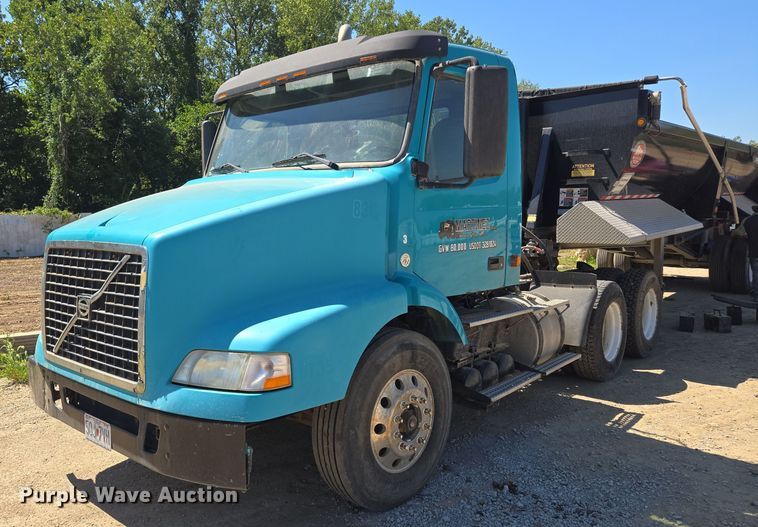 2007 Volvo  VNM semi truck - EE8484