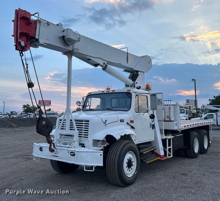 1998 International  4900 crane truck - EG1000
